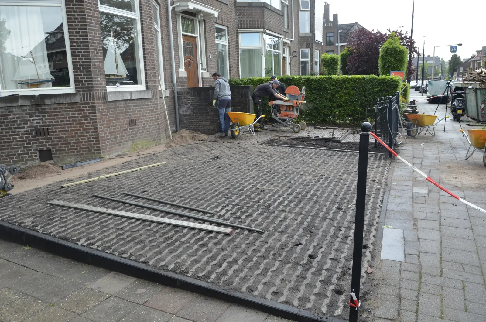 Het team aan het werk in de voortuin, met afzetlint langs de straat — Rotterdam-Hillegersberg