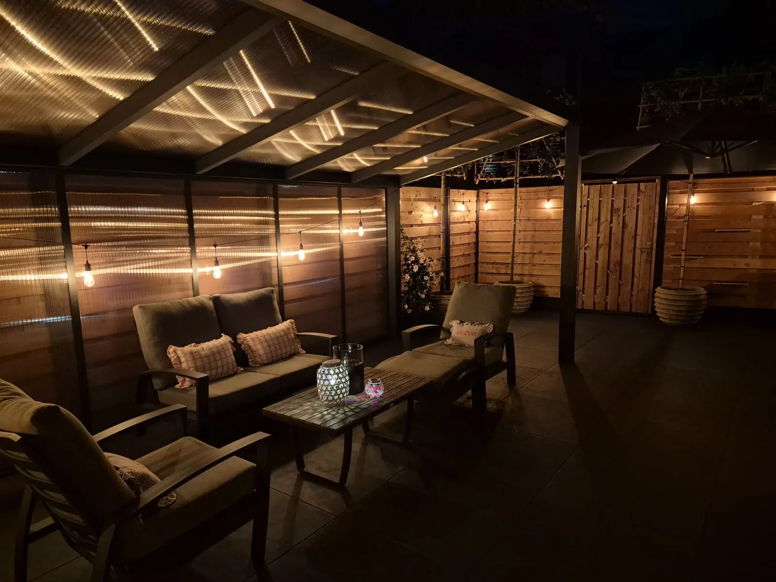 Loungeset onder de aluminium veranda met doorzichtig dak — Rotterdam