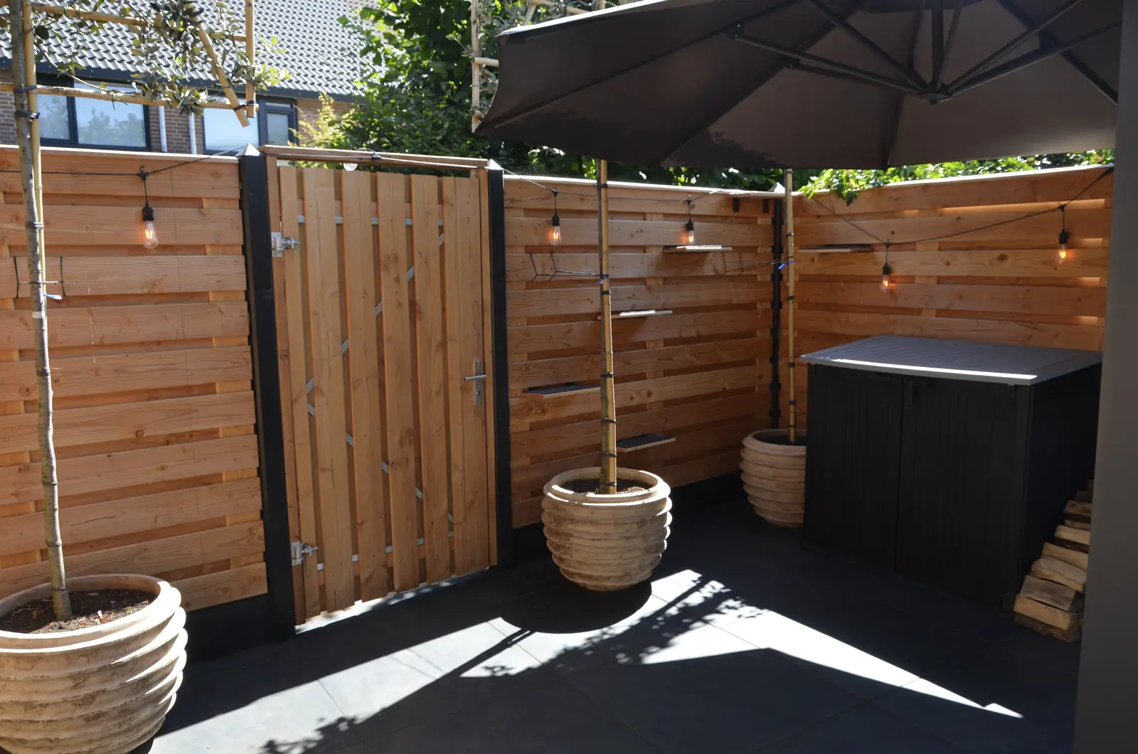 Boomstamtafel en houten wand met lichtsnoer — Rotterdam