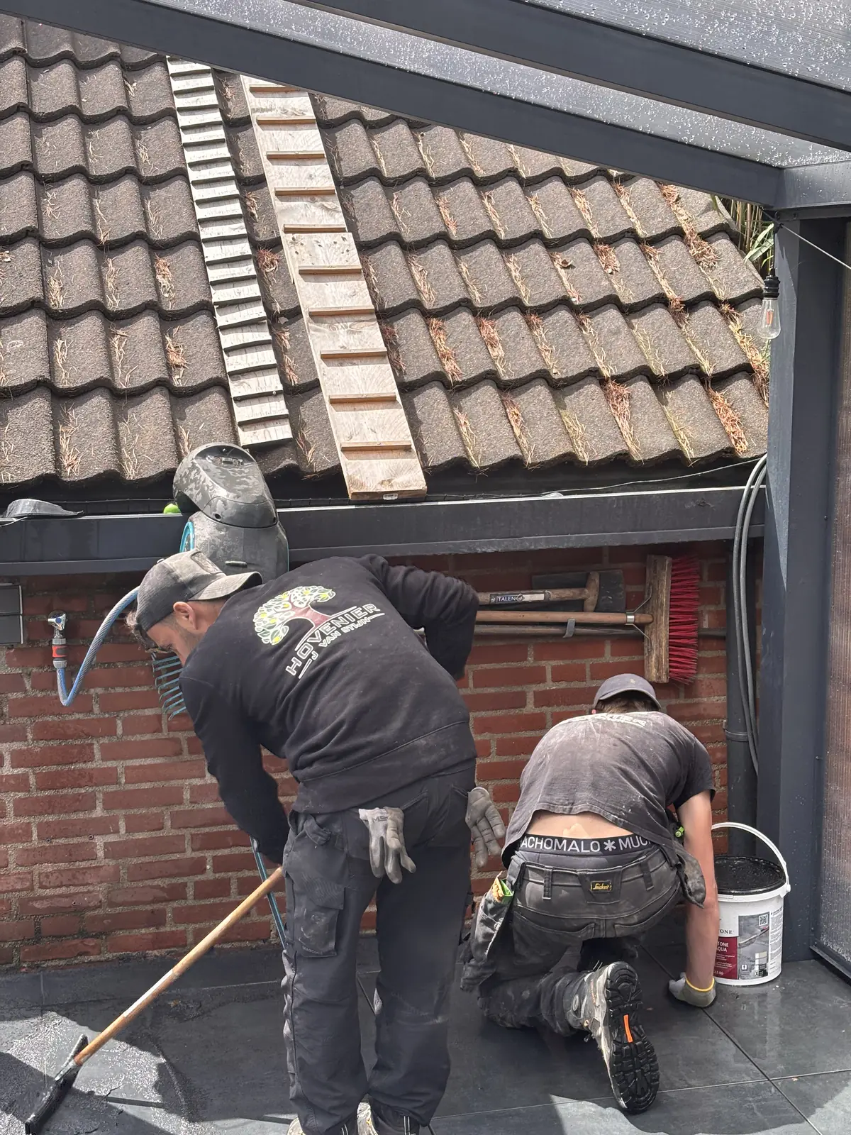 Twee hoveniers werken aan de aansluiting op het dak — Rotterdam
