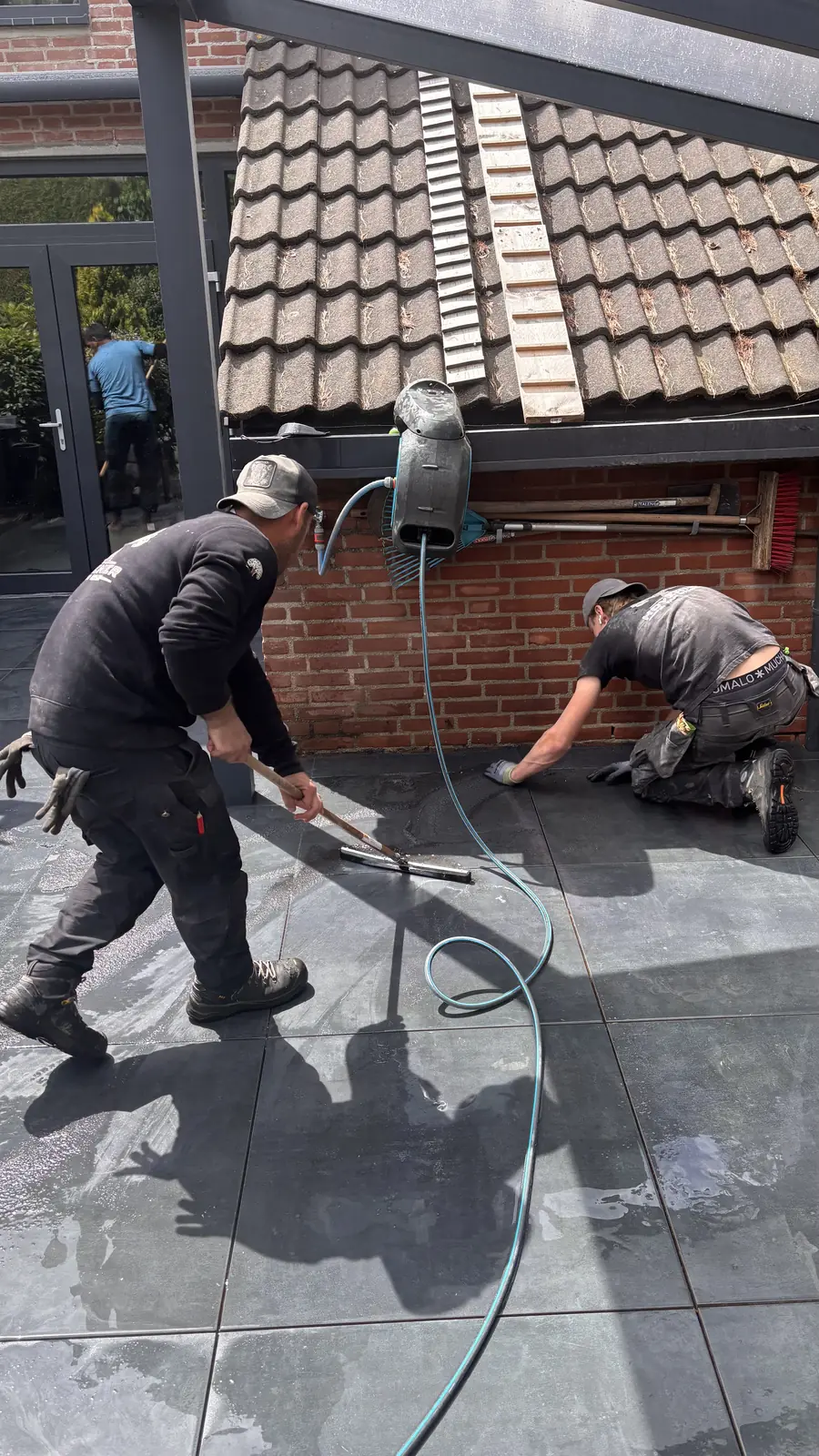 Hovenier spuit het terras schoon — Rotterdam
