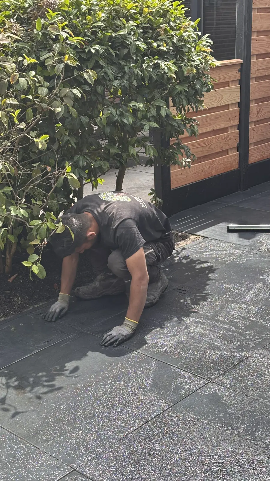 Hovenier veegt het voegzand in bij de beplanting — Rotterdam