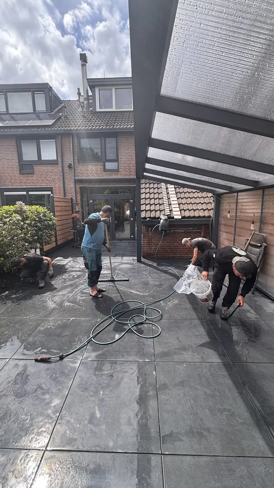 Het terras wordt schoongespoten — Rotterdam