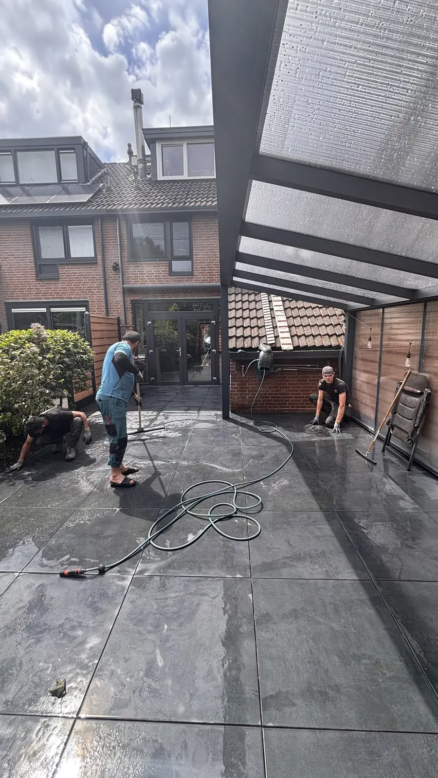 Hovenier met de bezem op het natte terras — Rotterdam